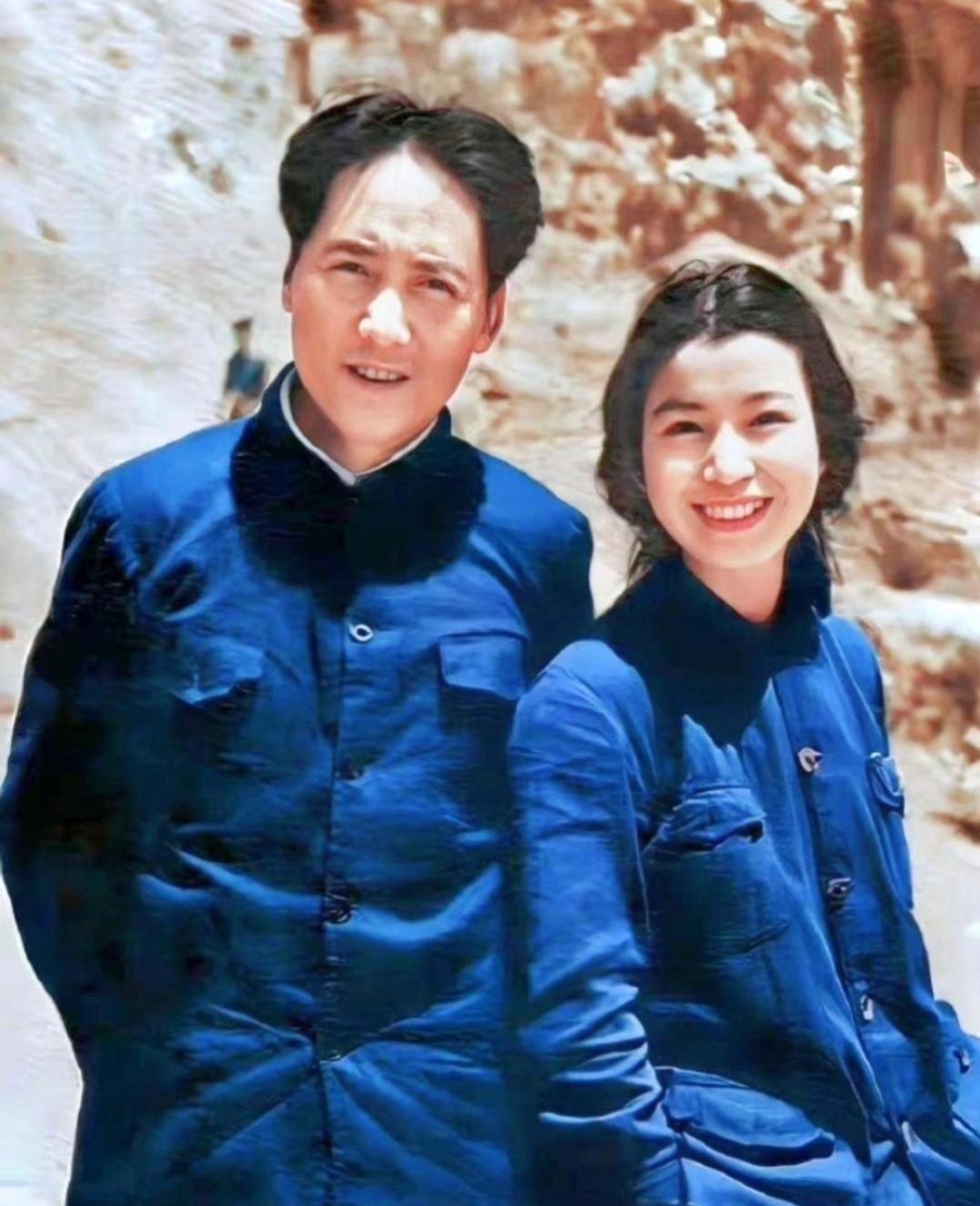 能认出来站在主席旁边的人是谁吗？