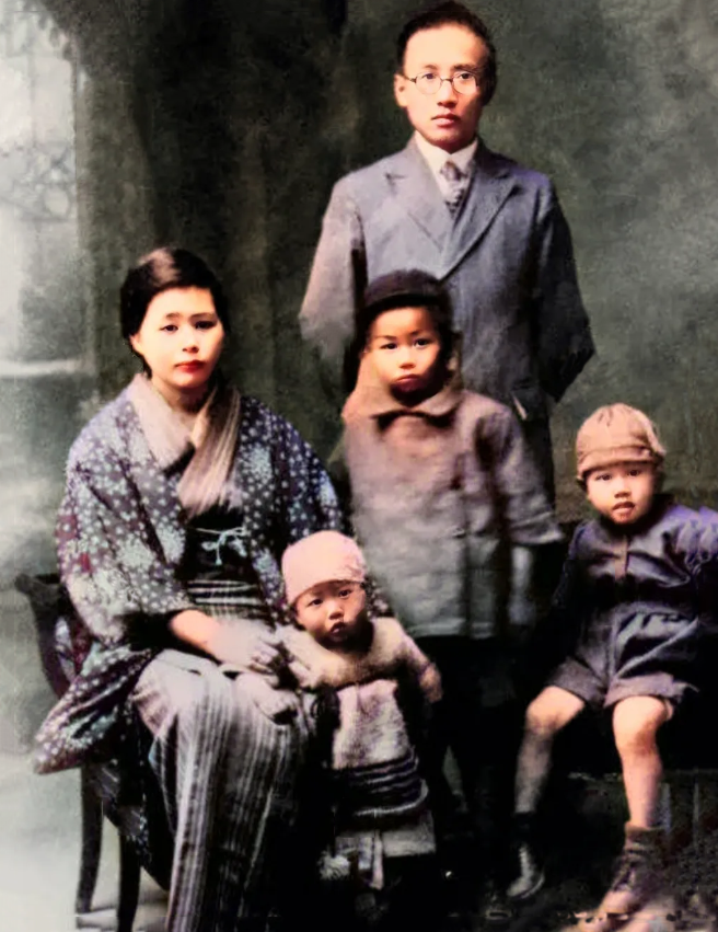 郭沫若在日本留学时，与日本妻子留下的合影

拍摄这张照片时，郭沫若还是一个英俊的青年，他的妻子是日本人，叫佐藤富子。

佐藤富子是在东京一家医院做护士时，遇到了在那里留学的郭沫若。

佐藤富子在郭沫若
