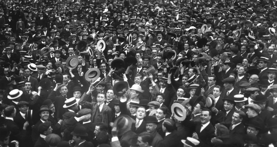1914年8月4日，英国伦敦的绅士们，正在为英国向德国宣战，而感到欢呼。

这些绅士都是贵族子弟，真正等到战争爆发后，他们是不会上战场的。最后被送到前线参战的，还是都是英国平民的孩子。