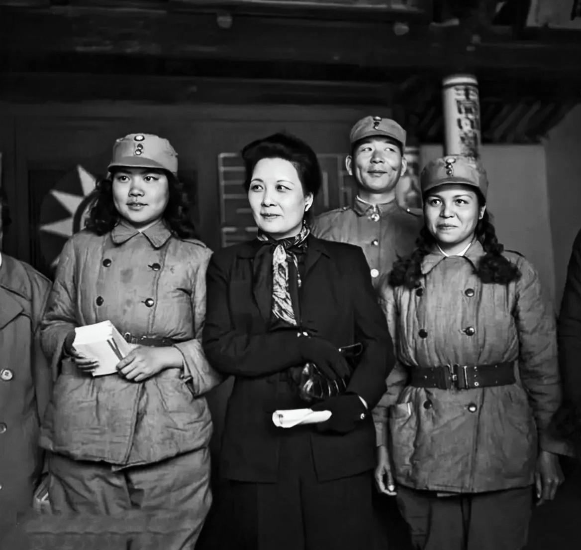 这两个女兵，怎么看起来，也没有电视剧里面描述的那样坏呀？