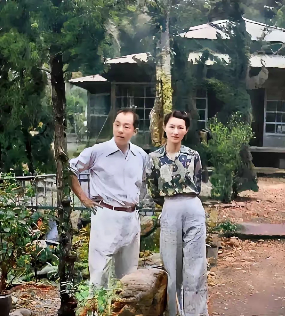 张学良被囚禁期间，还好有赵四小姐作陪，才没有那么孤独。

这是张学良晚年，与赵一荻在台湾拍摄的照片，他虽然被囚禁了，但是在生活上，也还算可以，只是无法与外界接触。

赵一荻十几岁的时候，就认识了张学良