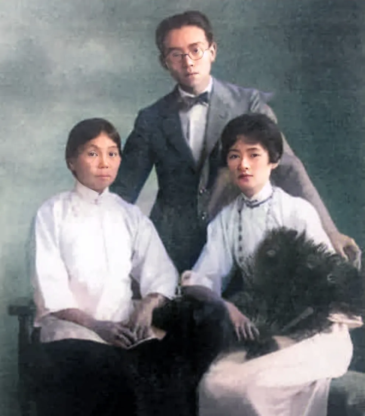 林徽因与母亲留下的罕见合影，原来她的母亲，也是那么的美丽。

拍摄这张照片时，林徽因已经长大成人，她的母亲虽然已经上了年纪，但是从神韵看，年轻时候也是一个美人。

林徽因的母亲叫何雪媛，何雪媛有着不喜