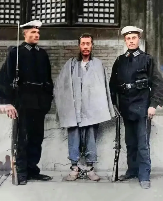 德军在杀死中国士兵前，给他拍摄的遗照，他是清军士兵恩海。

这一幕发生于1900年，两个全副武装的德国士兵，在中国北京城内，与中国士兵恩海站在一起。

恩海是满洲正白旗人，隶属于清朝神机营霆字队枪八队