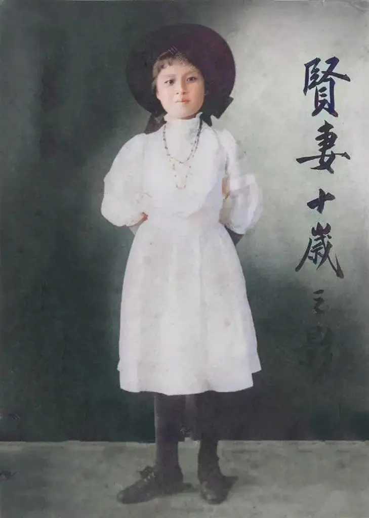 宋美龄10岁时的留影，她出生在富商家庭，从小就拥有优越的物质生活。

她穿着一条白色的裙子，看来她从小就已经接触到了西方文化。她脸上露出的自信，是她的家庭条件带给她的。