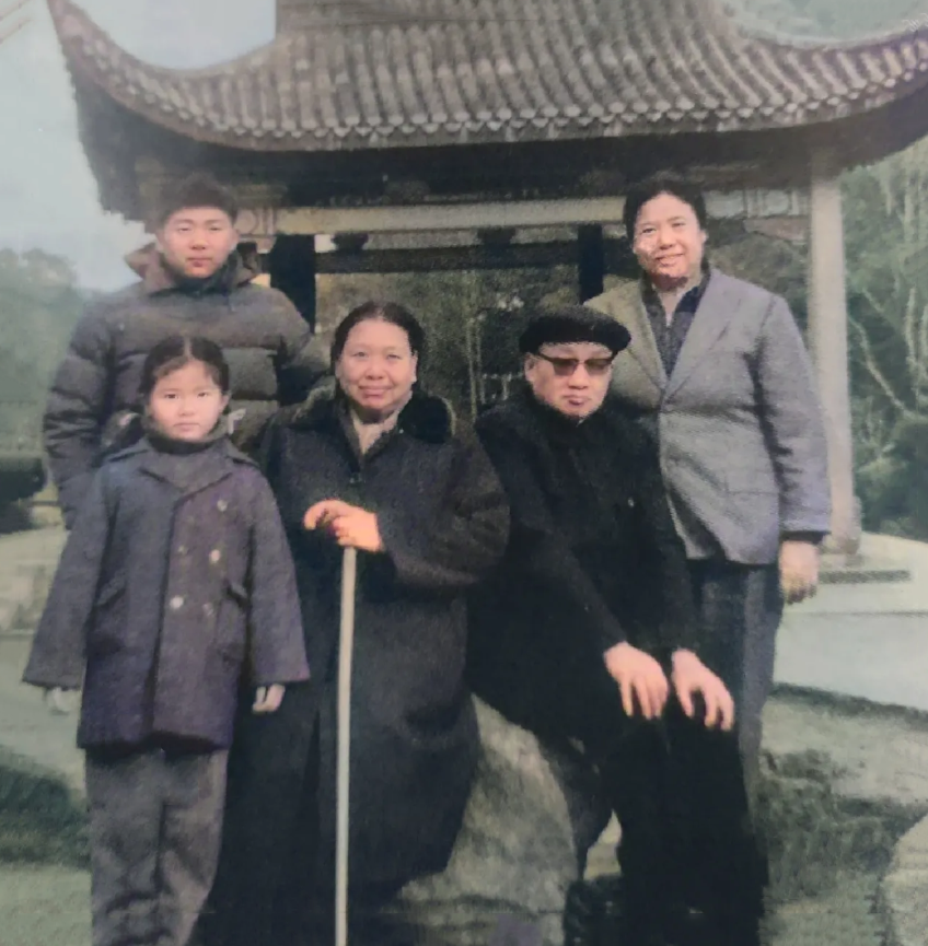 张文秋与家人的合影，他的女婿毛岸青，是毛主席的儿子。

这是毛岸青一家人，与母亲张文秋游玩时，在一起拍摄的合影。

站在右边的是毛岸青的妻子邵华，她是张文秋的二女儿，邵华嫁给毛岸青后，也让张文秋与毛主