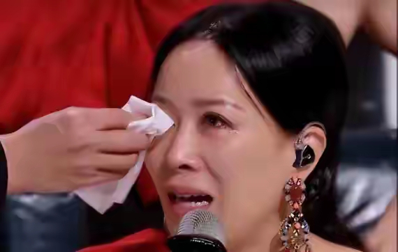 “这邻居真绝了，一个劲儿往怀里钻。”

这一次，老公孟桐破绽百出的出轨回应，终究没给那英留一丝“体面”。

当年，那英陪王菲赶回北京，本想给窦唯一个惊喜，结果一开门，发现窦唯和另一个女人躺在床上。

