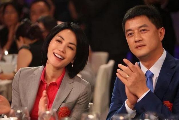 “李亚鹏睡过的，哪一个不是女神！”

当年，李亚鹏和王菲去做产检，发现腹中胎儿是裂唇，回来的路上，李亚鹏低声问：你打算怎么办？

王菲怒眼一瞪：“你什么意思？难道让我把孩子打掉吗！”

王菲是有信仰的