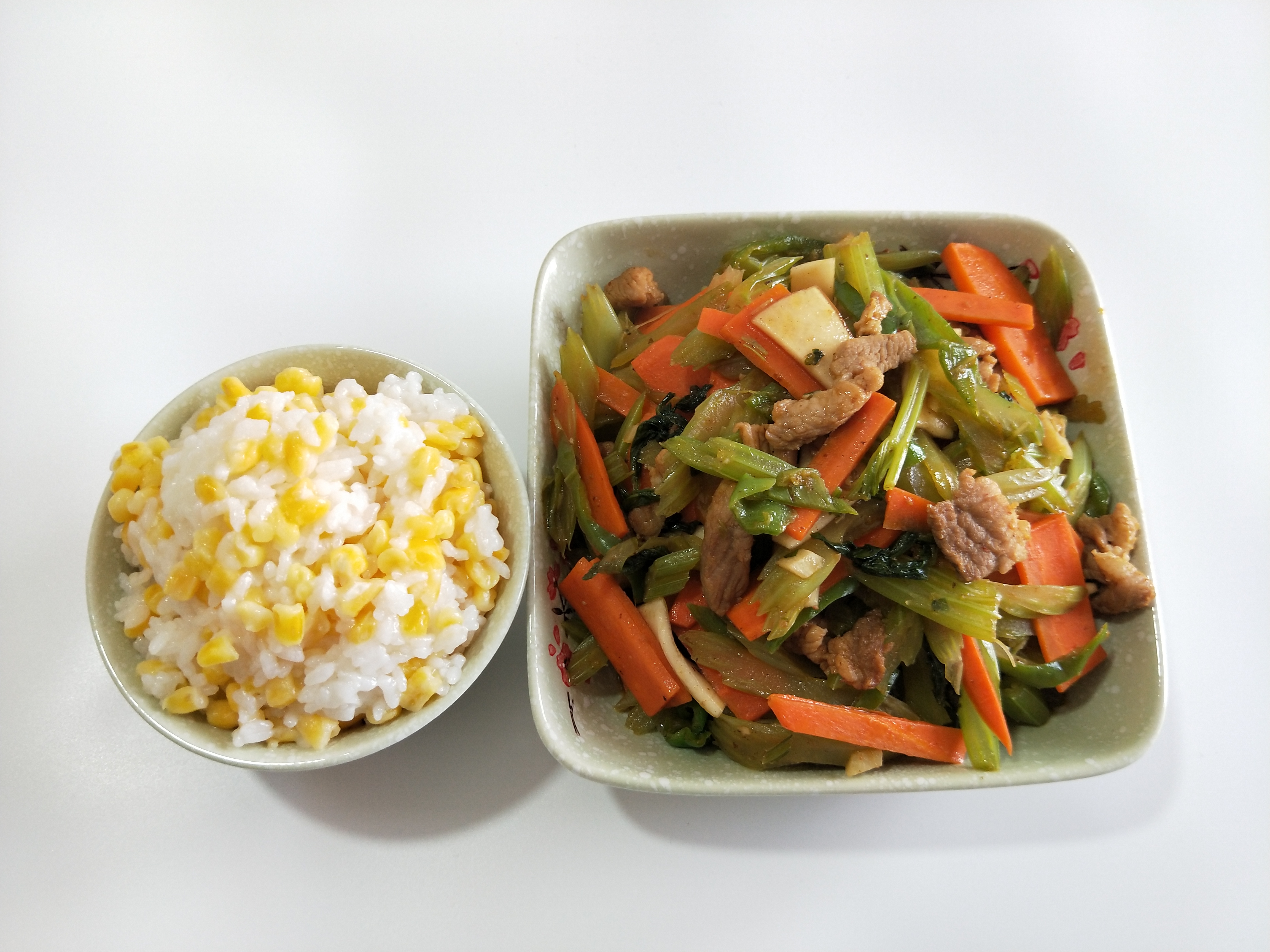 吃点老玉米饭，搭配芹菜胡萝卜炒肉，餐后升糖不高，菜里油盐不多放，细嚼慢咽是关键。