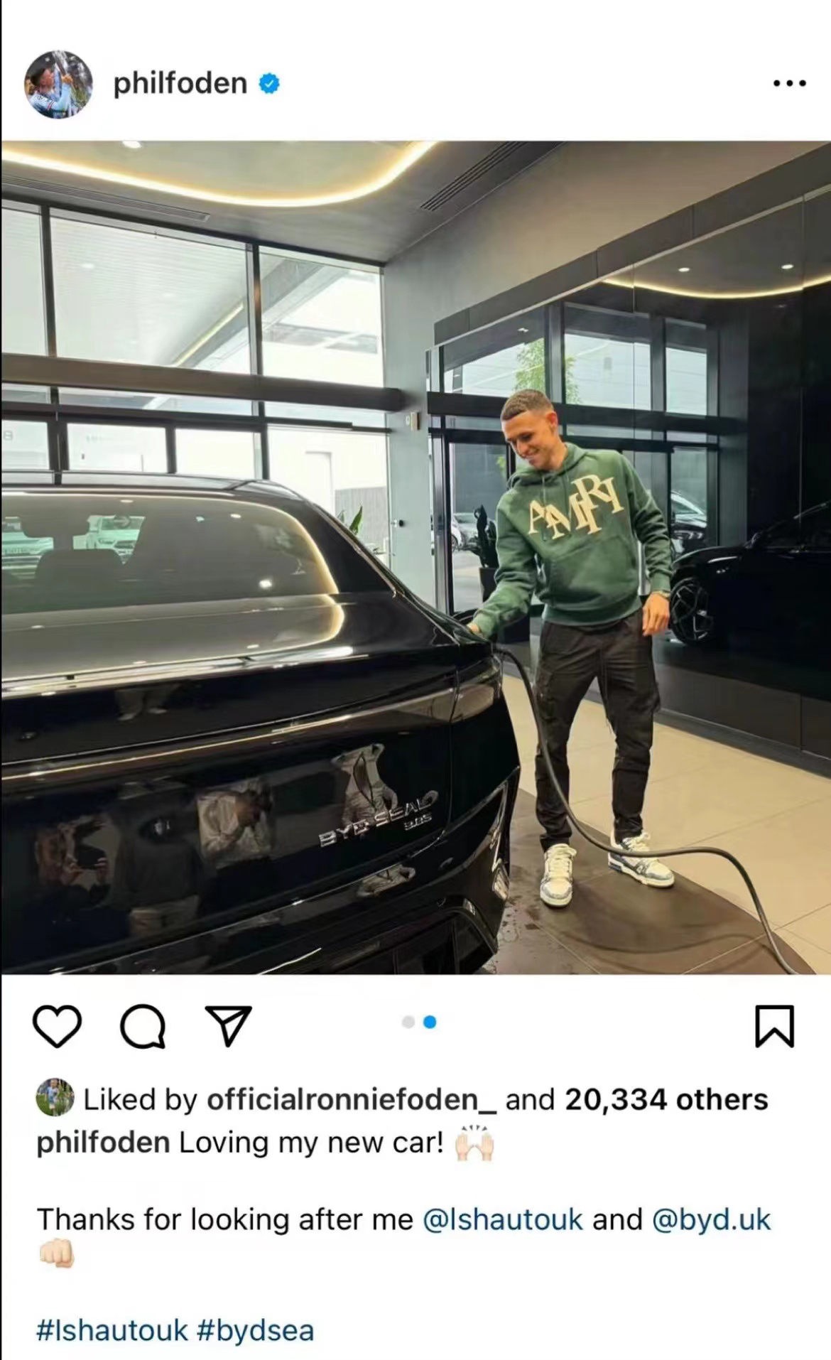 我想足球运动员肯定懂底盘的重要性，所以这次福登在成为比亚迪车型体验官后，选择的座驾是一辆SEAL（海豹），当然除了海豹，比亚迪在海外卖的最好的车还属ATTO 3（元PLUS）和被评为“2024 年欧洲