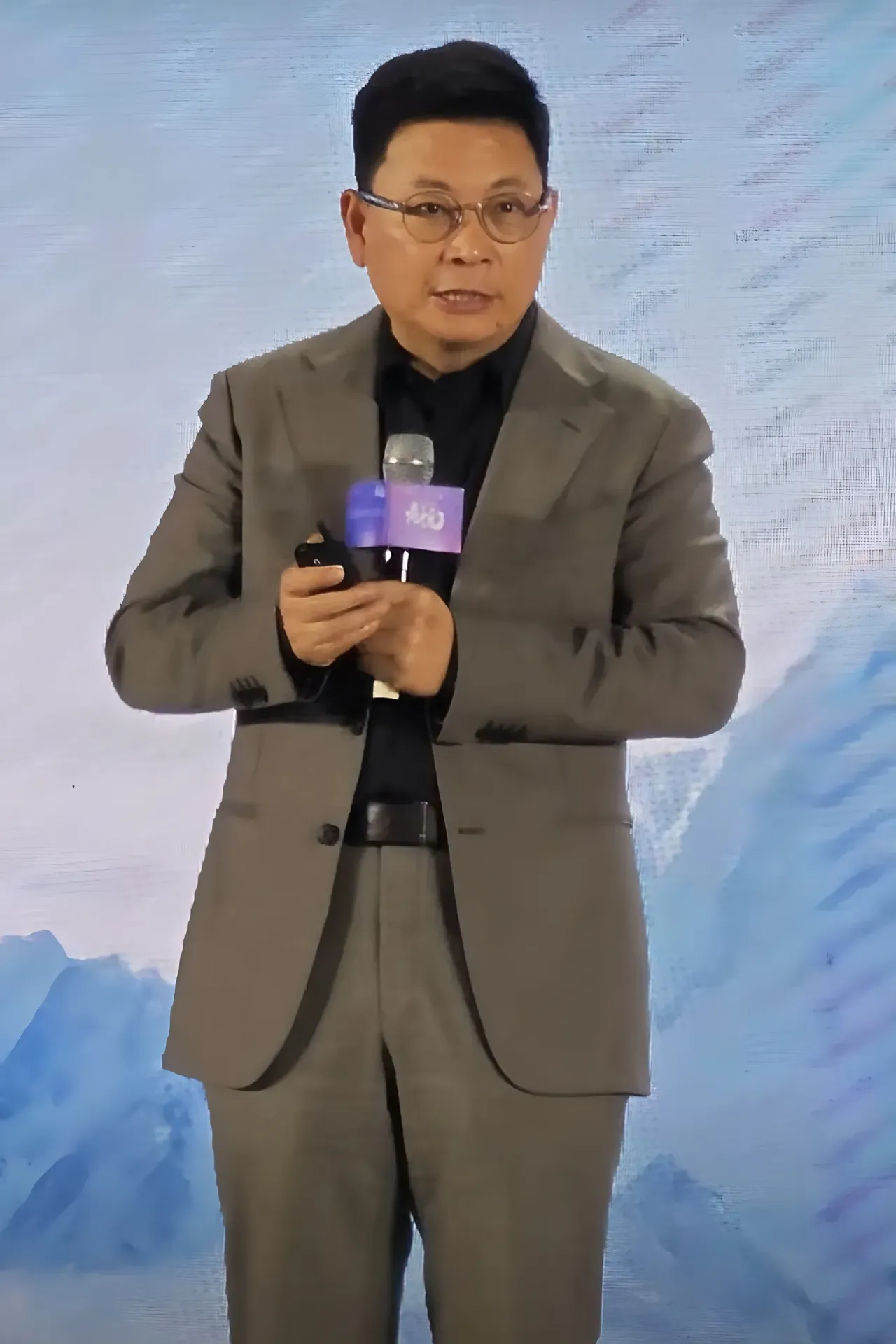 不要动不动扯什么法规落地要慎重，要知道实践是检验真理的唯一标准，法规也是根据实践一步一步完善的，没有实践的法规是不可能完美的。既然L1到L5标准已出，相关部门要做的就是细化规则，严格核准，鼓励有能力的