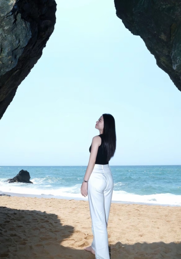 蓝天碧海，金沙白浪，大自然的鬼斧神工在此展现的淋漓尽致…