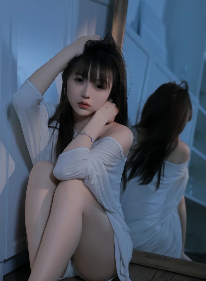 破碎的背景，人的无助，一种凄凉的美