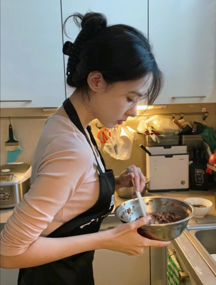 她在厨房准备什么美味？