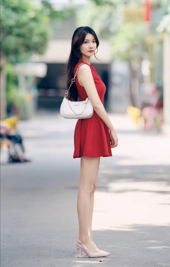 老街新颜，红裙少女