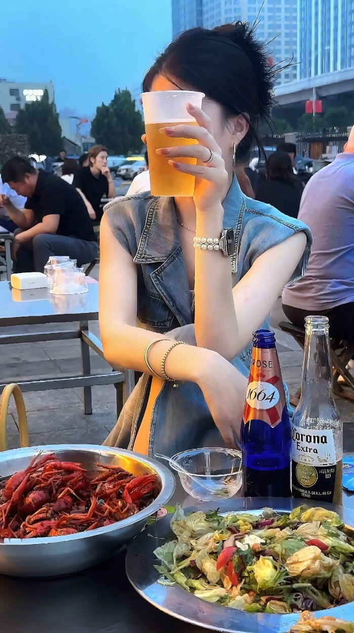 出来喝酒嘛，喝好了拜把子，喝醉了拜天地