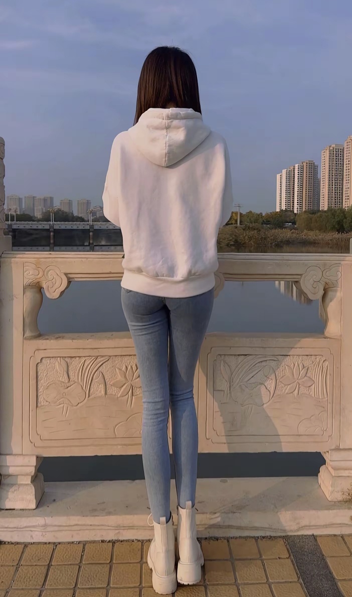 卫衣牛仔裤，悠然自在的背影