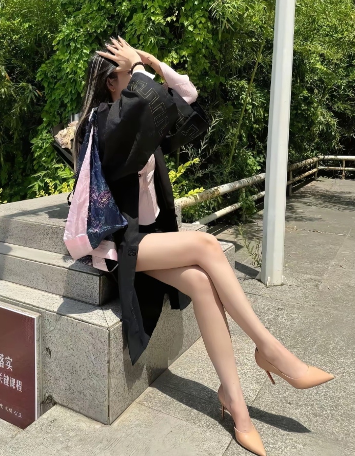 大街上到处都是假日酒店，等我有钱了开个真日酒店