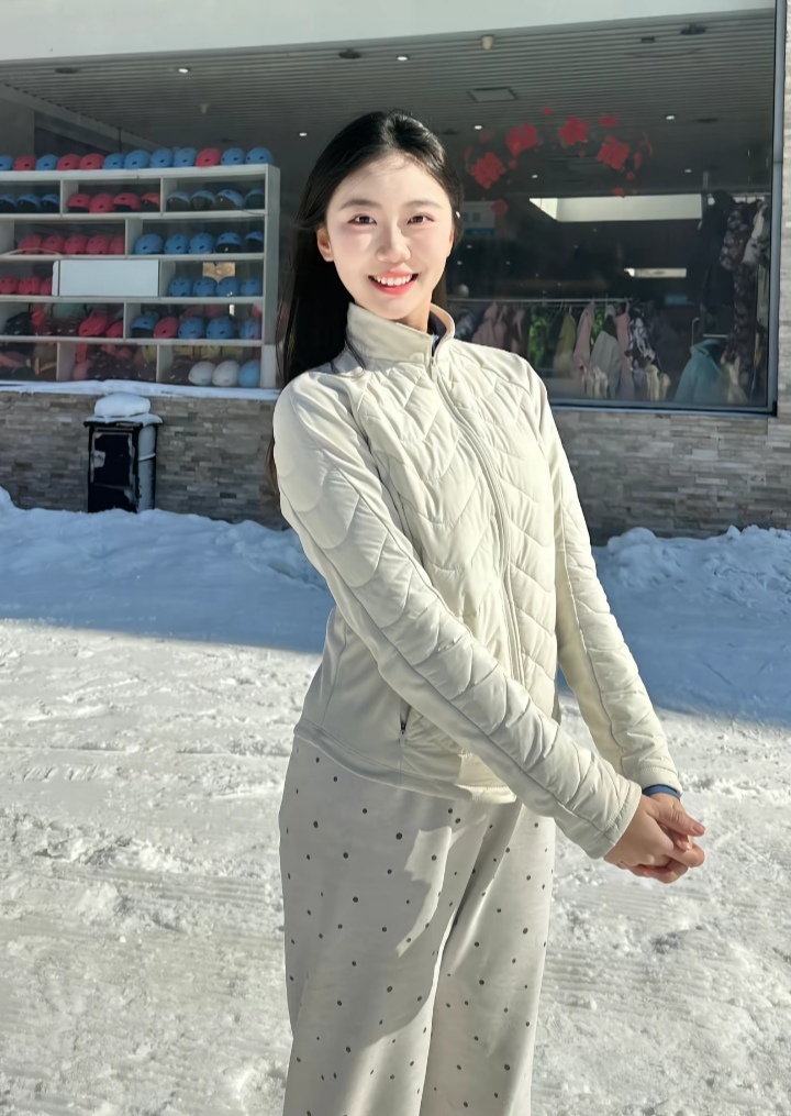 出来滑雪啊，好冷哟