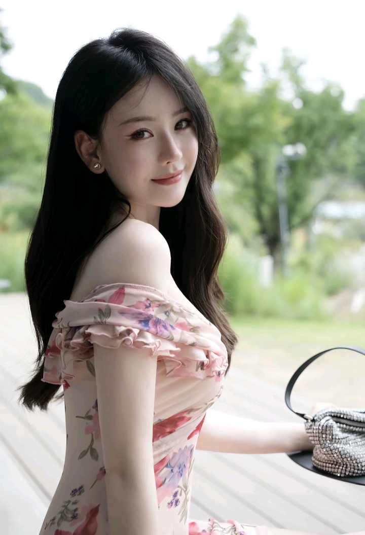 五官精致，身段曼妙