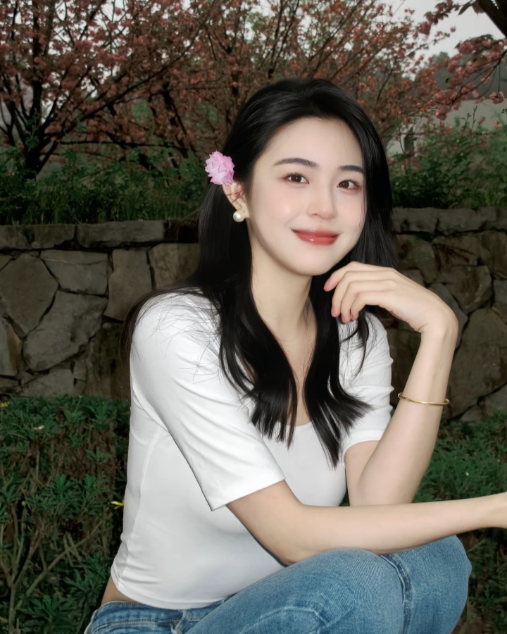 眉清目秀，吹弹可破