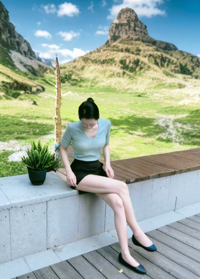 长椅上的她，展现女性温婉魅力