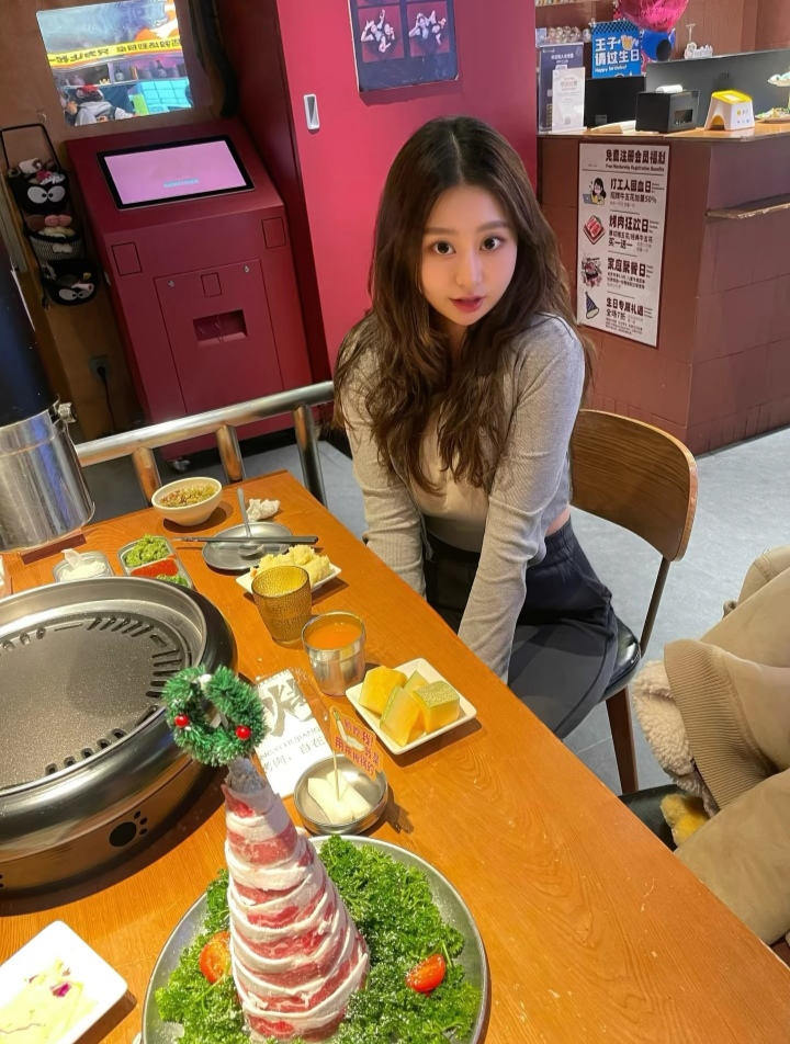 何人借我一壶酒，醉到明年春满楼