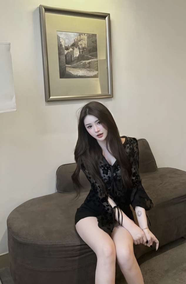 乌黑长发，皮肤白皙