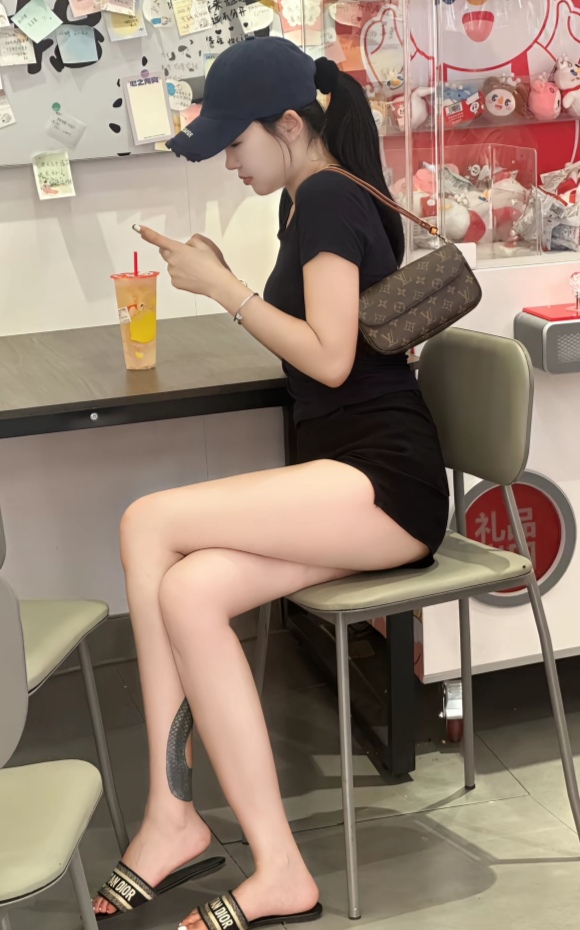 看着好干净，真的完美，喜欢这样的穿搭