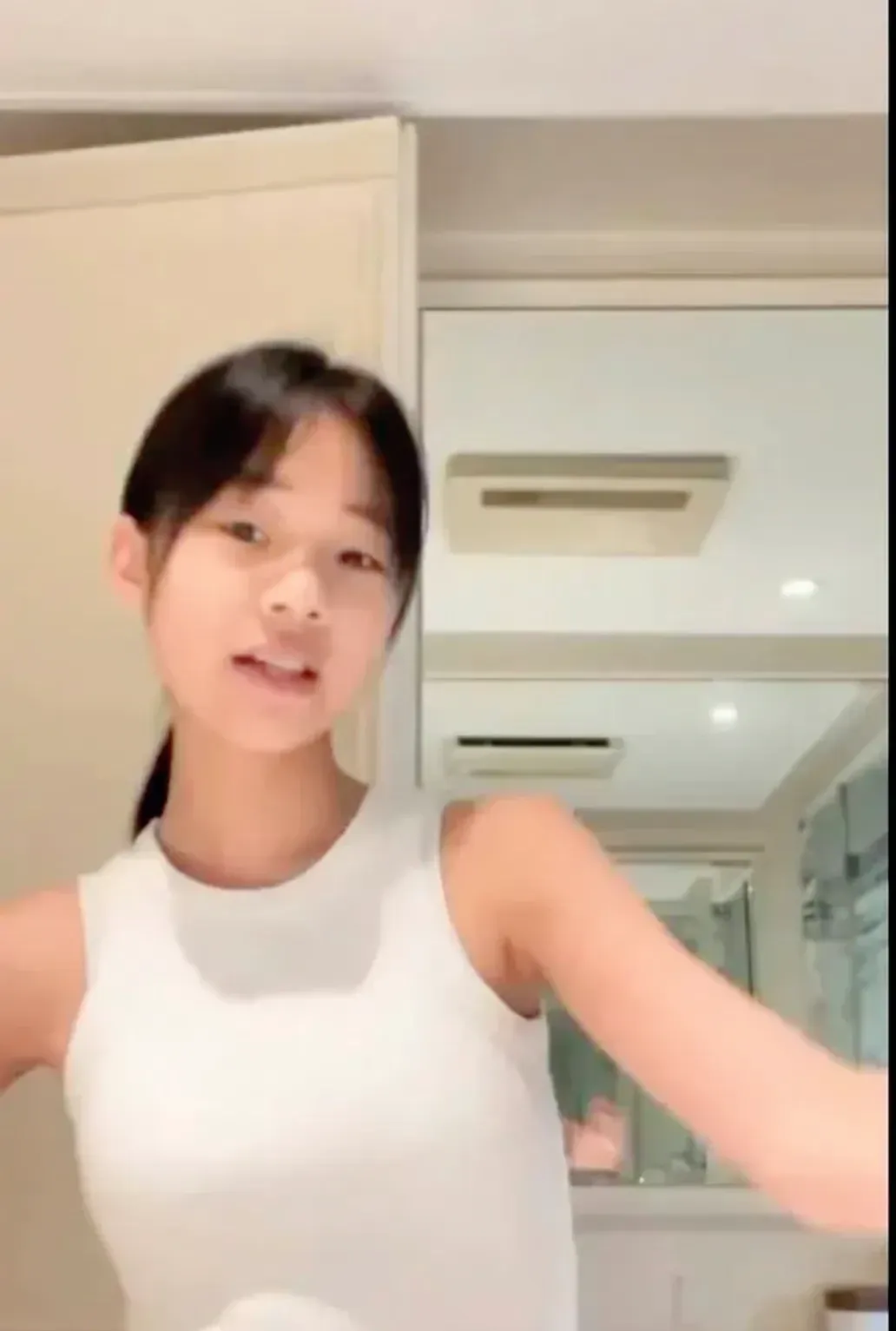 小S的女儿引发热议
4月7日，小S女儿徐老三在迎来12岁生日的当天，以一段令人瞠目结舌的视频引发了网友们的热议。
在那段视频里，徐老三如同一只俏皮的小精灵，站在色彩缤纷的生日蛋糕前，活力四射地跳舞，嘴