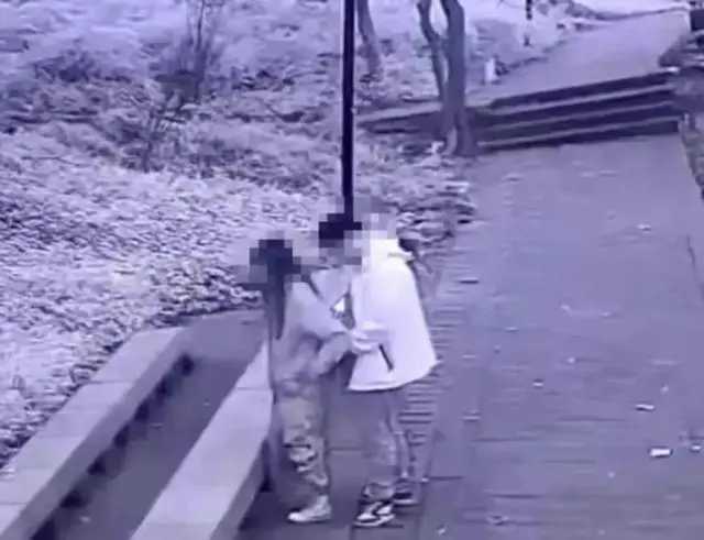 前段时间，江苏玉山的一对年轻夫妇，在野外的监控视频曝光，画面显示监控摄像头属于森林防火指挥中心。后来怎么样了？没有因为这件事而后悔吧。

作为年轻人一定要树立正确的爱情观，避免不道德的行为。