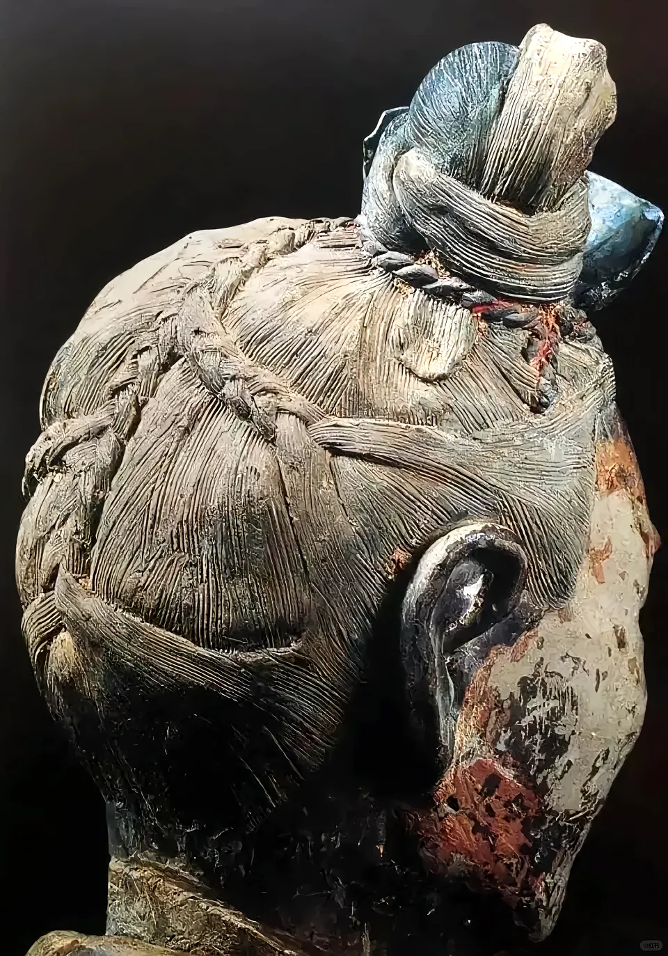 秦陵的兵马俑之所以伟大的原因，你参观时，会发现每一个兵马俑的发髻，让人叹为观止。细微之处透露出极高的艺术水平，可见当年工匠精神多么强大，有可能制作陶俑用了自己的一辈子。