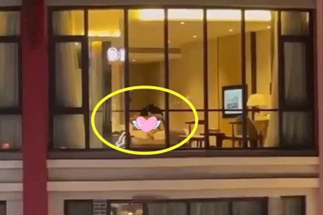 这就是不拉窗帘的后果，不过拍照片的人也够坏的，自己看也就罢了