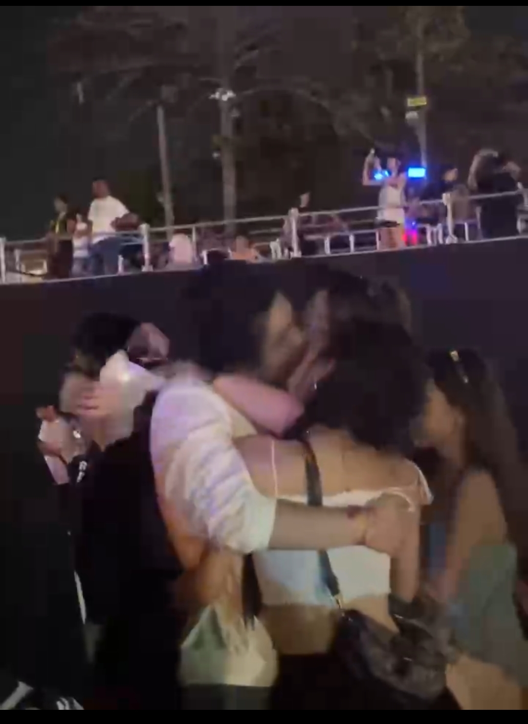 网友来稿，他拍下了跨年夜的热闹场景，不过视频里的年轻人很开放，一男两女居然抱在了一起，举止动作让人不可思议。