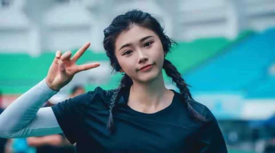 百米栏冠军吴艳妮，如今不仅收获奖牌，也成为了网红，不过网友们扒出她以前的参赛视频，认为几年间她变化太大，简直判若两人。

最近她回复整容传言，称自己只做了双眼皮。

吴艳妮之所以被称为“显眼包”，还要