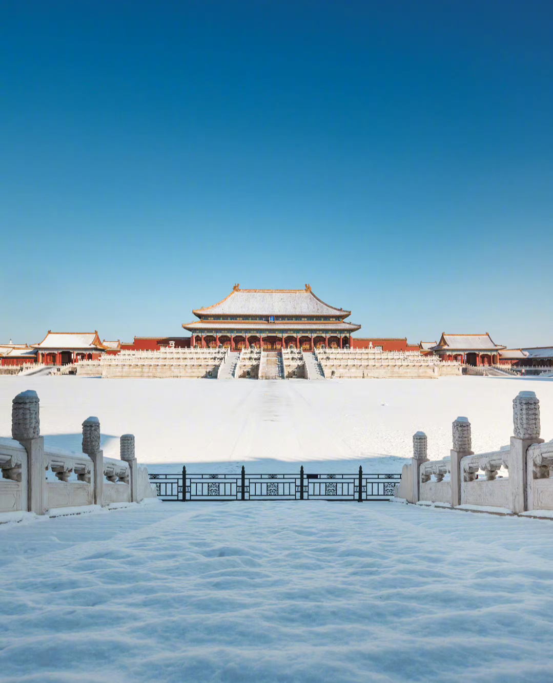 好消息！终于下雪，可以拍故宫里的雪景了，美轮美奂的古建筑与洁白无瑕的冬日美景相结合，是无数摄影爱好者所向往的。

坏消息！雪没停，故宫周一却闭关了，小伙伴们别着急哦。
