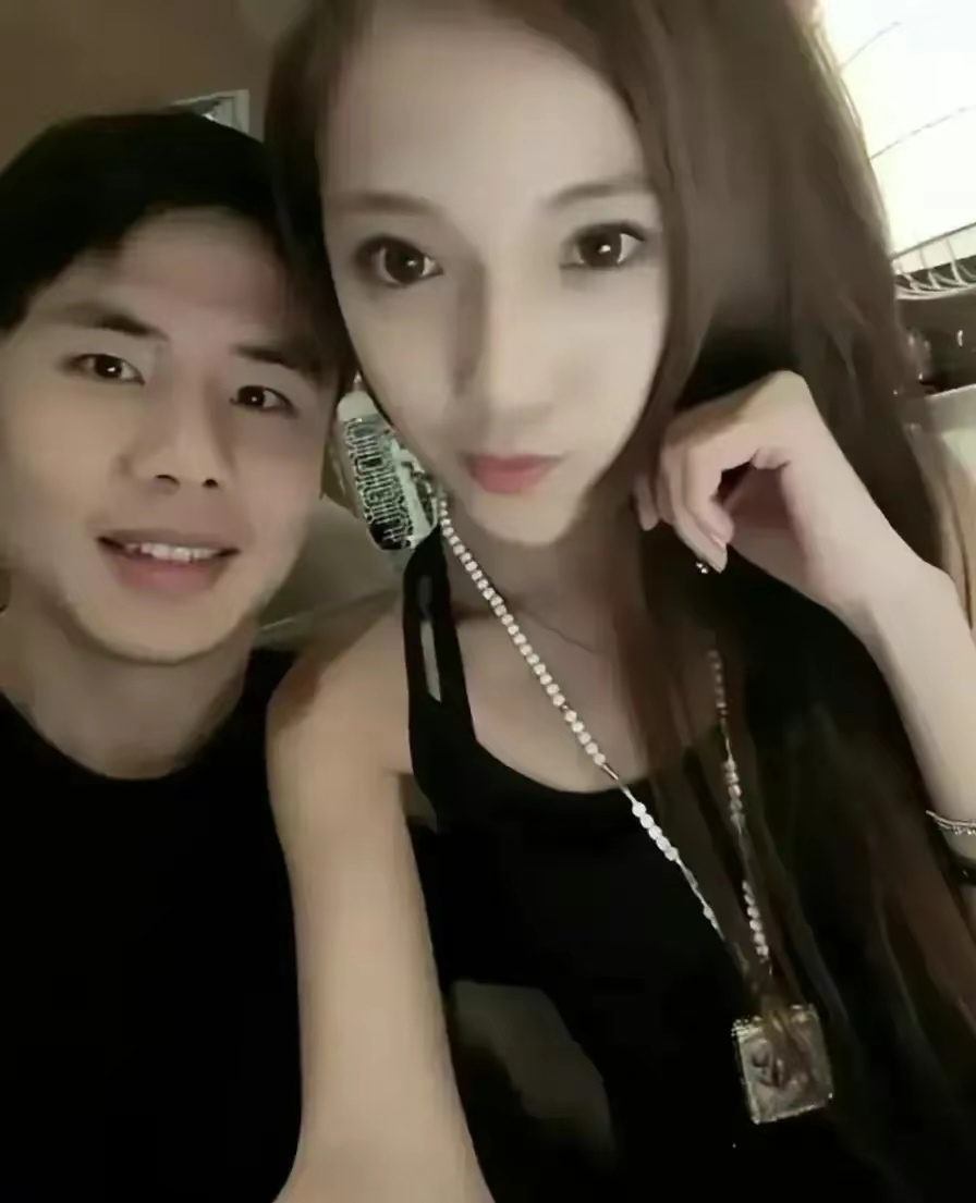 蒿俊闵离婚了？为啥他的前妻现在才爆出来，难道是因为小三上位吗？

蒿俊闵球踢得还是不错的，年薪也不少，老婆孩子挺好的，为啥要离婚，真是搞不懂了？

他的前妻先是在社交媒体上表示：“做小三这么嚣张的我还