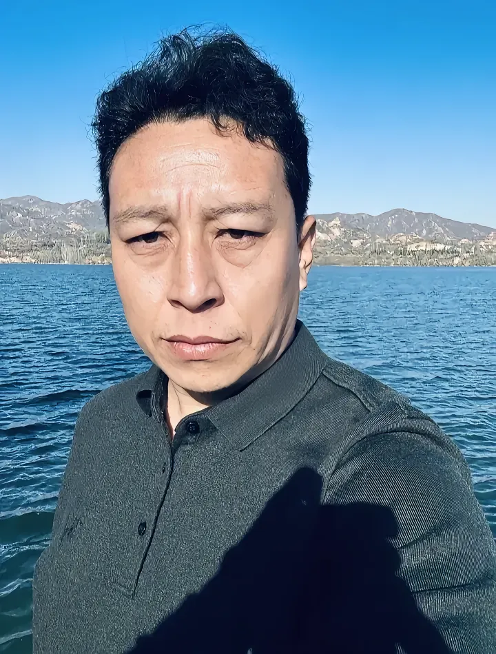 这个冬天冷的来的有点突然，朋友圈突然刷出了同一个头像，他是谁？又为啥火了呢？

此人叫闻会军，刷到他的头像，又配上他的文案，寒冷的冬季或者受伤的心，用他的语录正好映衬网友的心。

搞什么飞机，搞什么飞