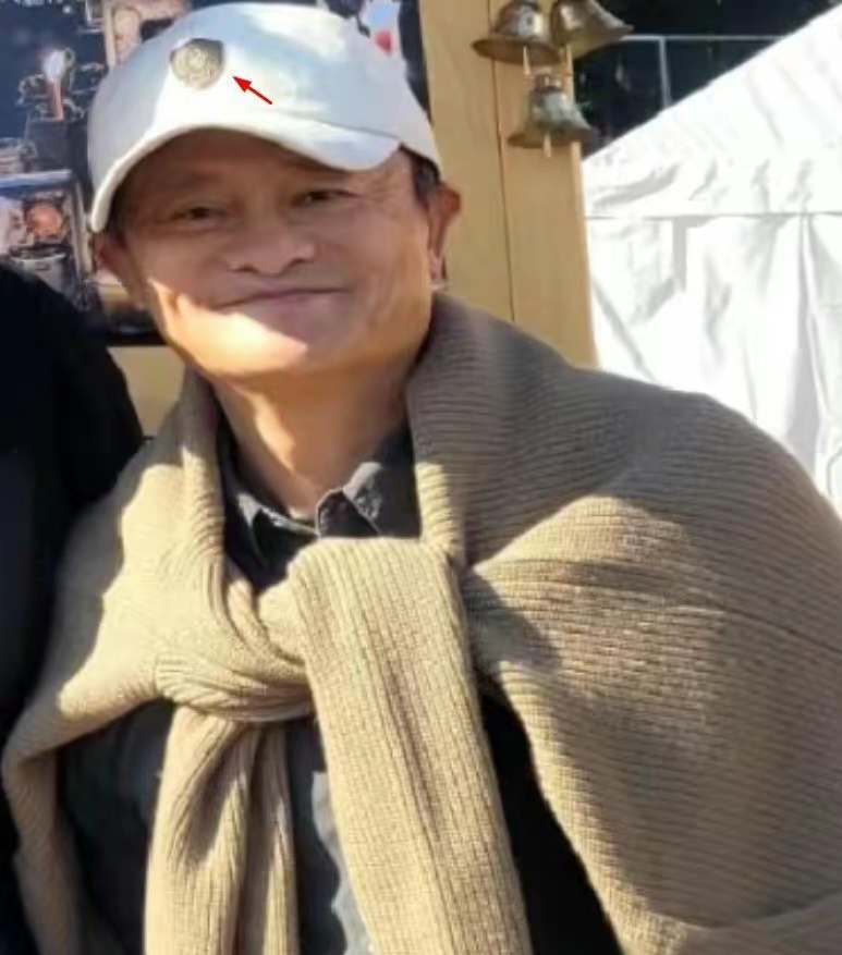 马总在日本东京街头与网友偶遇，镜头中他戴着一顶白色的小帽，头发也已经花白，明显比前几年老了很多，岁月不饶人啊！