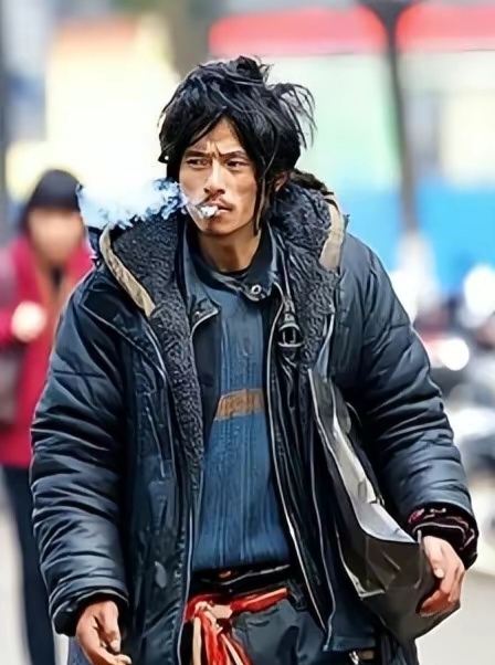 曾经的犀利哥你还记得吗？12年前他凭借着一张相片，火遍了大江南北。有人称他是“最帅的流浪汉”，因此犀利哥这个雅称被流传，他的照片甚至还登上了英国的报纸。

如果犀利哥的事情发生在如今，那也是妥妥的上各