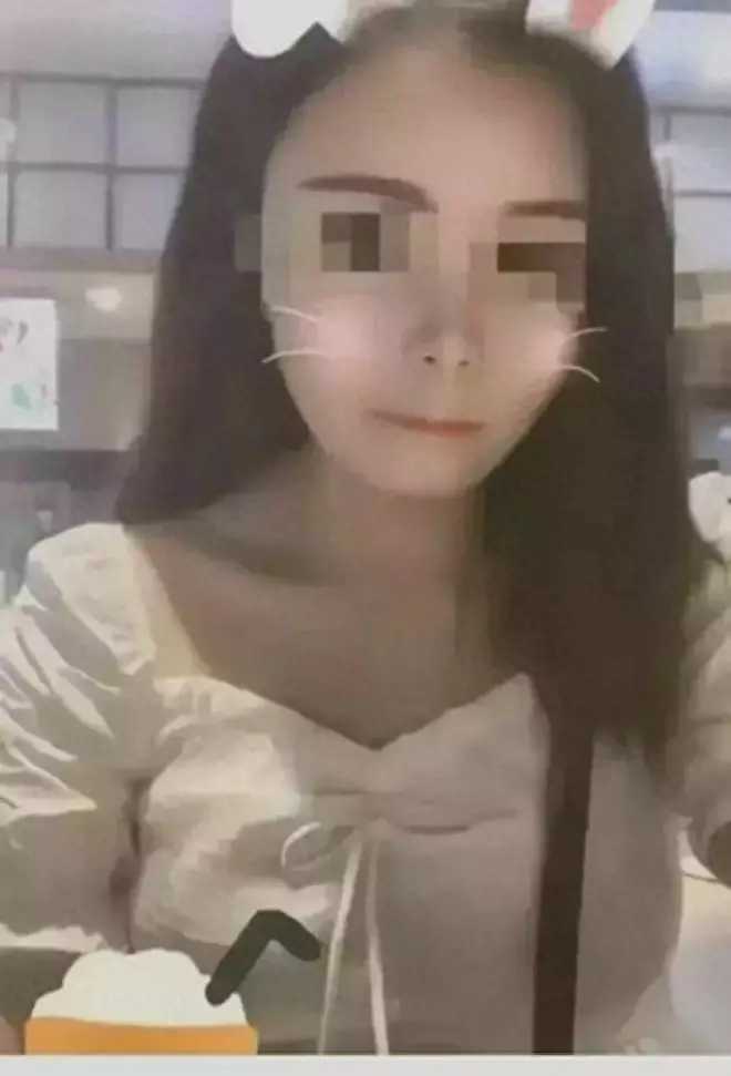 如图所示，40分钟不雅内容被曝，一00后女生与男友的聊天记录不堪入目。

这个事件涉及到一名女大学生，事发时年仅18岁，当时她还是一名大一新生。

然而她和一个声称是同校学长的男子开始进行一段长时间的