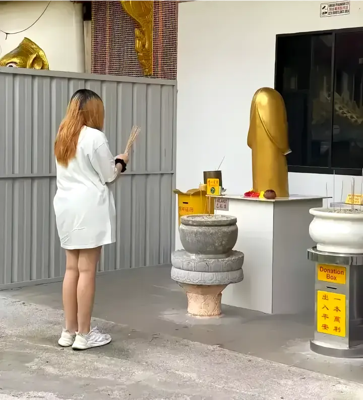 网友来稿，他在日本某地看到的一幕，一位女子正在烧香五许愿，但这是在崇拜什么？看了半天我也没看懂，她是求子还是祈福呢？