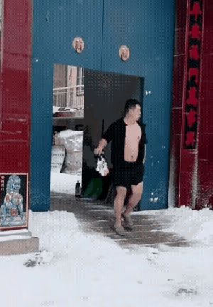 大雪天，这哥们扇着扇子，穿着短袖裤衩，大腹便便的走出大门，左看看右看看的样子，用你们的方言描述下，这种行为吧。

我先起个头，河北某地叫法：杀鸡拔草里，你们呢？欢迎评论区留言！