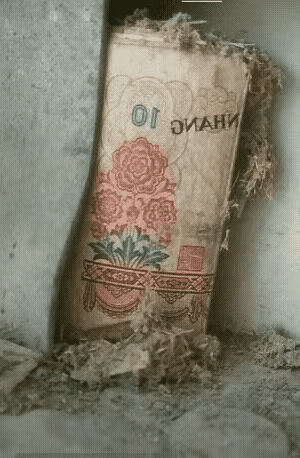 一网友装修老宅时，意外发现了老爸的一沓私房钱，全是10元的纸币，足足能有上千元。

网友们纷纷热议，别看钱不多，但在那个时候，这笔钱可是一笔巨款。

要知道那时候有这么多的私房钱，已经很厉害的！因为那