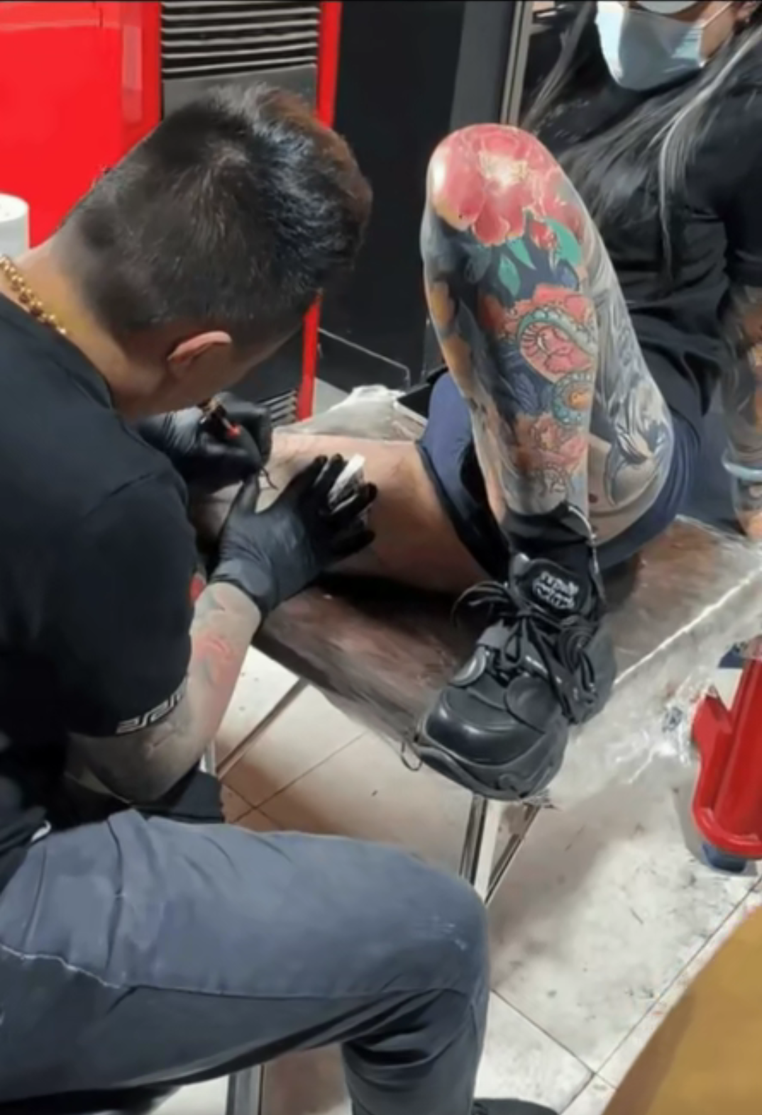 纹身师真是一个了不起的职业，一般人还真干不了！因为这个职业还真是一个又考验技术又考验心理的一个职业。

对此，您怎么看？你喜欢有纹身的女孩吗？