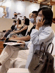 对于普通百姓来说是炫富，可能对于她们来说，这就是最平常不过的生活了，只是怕他们正常的生活起居拍摄出来，告知观众而已！