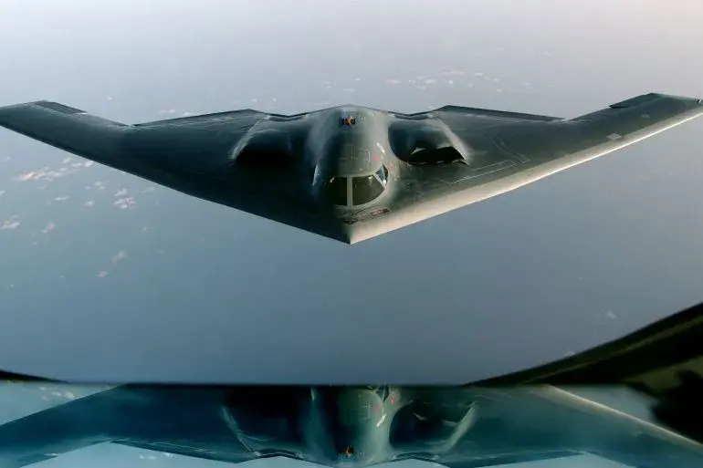 美帝暴走，派遣身价24亿美元的B-2隐身战略轰炸机去轰炸也门胡塞武装！
不得不说，土豪就是土豪。
要知道，也门胡塞武装这些年在全球知名度绝对杠杠的。但名字出去了，绰号也有了。胡塞武装被人亲切的称之为拖