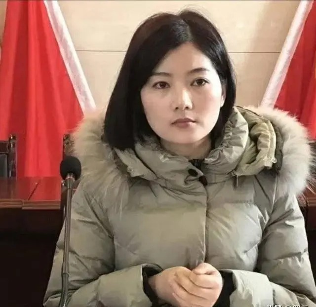万年县漂亮女书记李佩霞事件尘埃落定！
受贿165万元，被罚20万，现在真的是人财两空。
但随便一个小小的书记，都能贪污那么多，不知道官职更大的毛书记怎么样？
李佩霞事件带来的影响极坏，一个贪污受贿，私