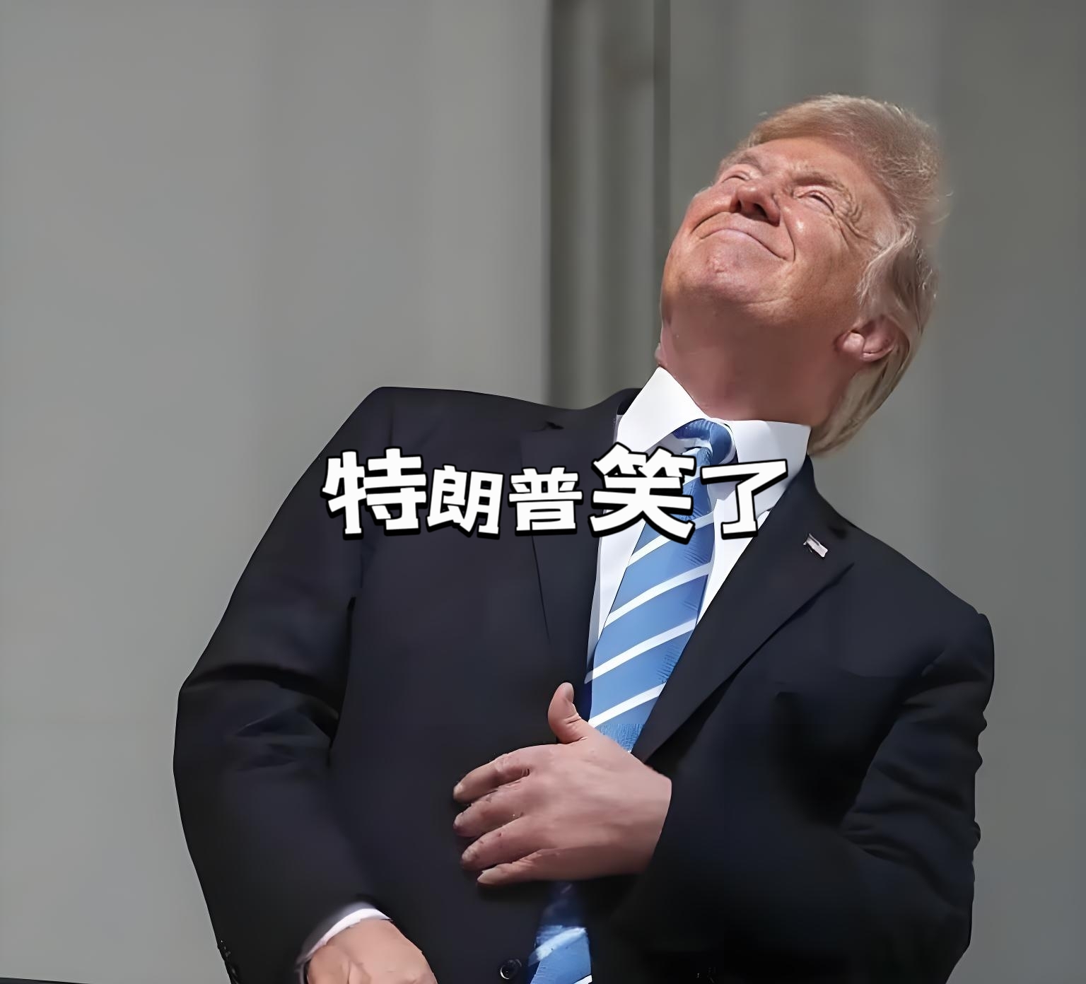 就在刚刚，特朗普宣布和印尼达成一项重要协议，

不过细看协议内容，不少网友直呼：这哪里是协议，分明是“单方面投降书”。

协议内容惊人：印尼要对出口美国的所有商品缴纳19%的关税，而美国商品却可免税进