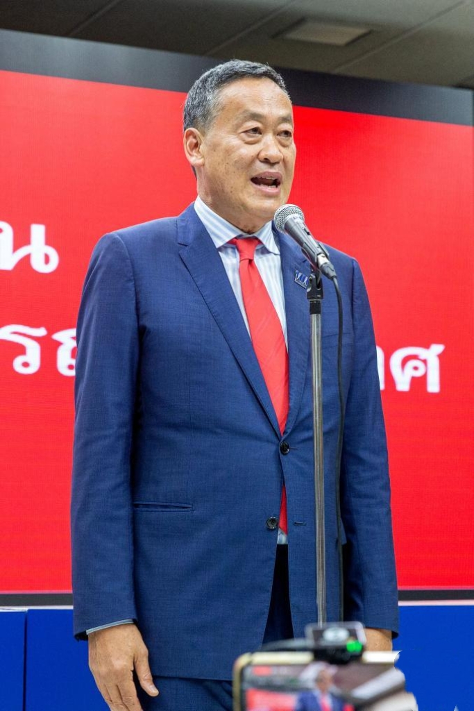 【一边喊停火，一边说不信你，泰柬这场“和谈”到底图什么？】

泰国代理总理普坦刚出发去马来西亚会谈，嘴上说要“立即停火”，下一句却直接补刀：“我们不信任柬方”。你品，你细品，这哪是和谈，这是赴约打脸。