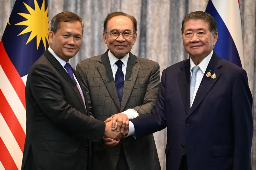 快讯，快讯！
柬埔寨首相表态感谢中美马三国！
7月28日，柬埔寨首相洪玛奈公开感谢中国、美国、马来西亚三方介入，帮助调停边境战火。他在记者会上直言，希望“立即”停止冲突，并称已有30万人因此流离失所！